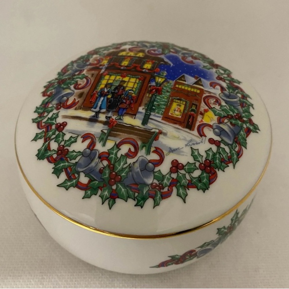 Christmas Heritage House Music Box Plays Silver Bells 1992